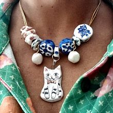 Colares em cerâmica artesanais. Ceramics, Jewelr, Design, Accessor, and Design project by Cris Pires - 02.17.2025