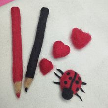Ladybug felting stop-motion animation . Un projet de Animation, Artisanat, Art textile, Feutrage à l'aiguille, Photographie, Stop motion , et Vidéo de Astrid Franco - 17.02.2025