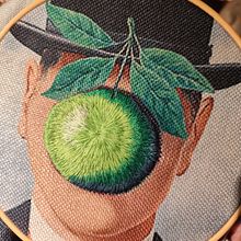 Bordado realista manzana El hijo del hombre - Magritte . Traditional illustration, Embroider, and Textile Design project by Erica Relloso Ortega - 02.18.2025