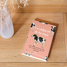 La culpa es de la vaca. Un progetto di Direzione artistica, Design, Design editoriale, Graphic design e Rilegatura di Andrea Moreno - 24.02.2025