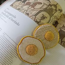 Huevos de oro. Embroider, and Traditional illustration project by meliballon - 02.24.2025