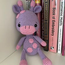joy Giraffe. Un progetto di Amigurumi, Artigianato, Uncinetto, Textile Design e Design di giocattoli di maimouna dinno - 26.02.2025