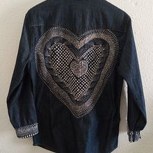 Camisa vaquera personalizada.. Un progetto di DIY, Textile Design, Creatività, Fashion design e Ricamo di montse_sunyer - 28.02.2025