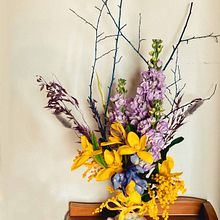 Floral Bouquet for Women's Day. Un projet de Décoration, DIY, Art floral et végétal, Design d'intérieur, Pa , et sagisme de Imola Koós - 09.03.2025