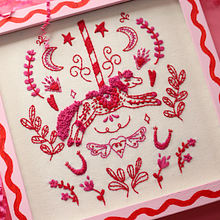 Pink Pony Embroidery. Een project van Borduurwerk, Textielontwerp, Naaiwerk,  Ontwerp, Stor, telling,  Creativiteit y Textiel van Paula Torres - 13.03.2025