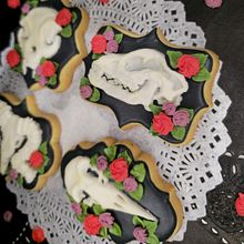 Dulces calaveras de icing. Un proyecto de Arte comestible, Repostería, Glaseado y Decoración de galletas de Diana Noriega Sánchez - 13.03.2025