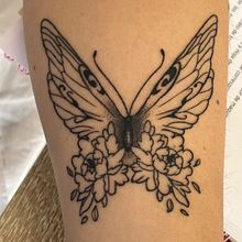 Mariposa / Peonías. Tattoo Design project by Cristian Manuel Bravo Salazar - 03.14.2025