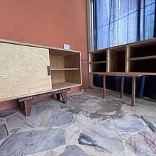 Rack con puerta corredera y estante con divisiones. Een project van Craft, Houtbewerking, Interieurontwerp, Meubelontwerp en -bouw y DIY van serasyukito - 16.03.2025