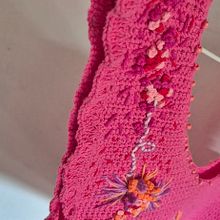 Bordado y personalización de prenda tejida. Un proyecto de Artesanía, Bordado, Tejido, Creatividad, Crema de mantequilla y Crochet de Maria Alicia Posse - 17.03.2025