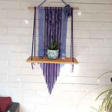 Porta macetero c/tabla. Un proyecto de Decoración de interiores, Diseño de complementos, Diseño de interiores, Macramé, Tejido y Diseño textil de Macarena Arzola - 18.03.2025