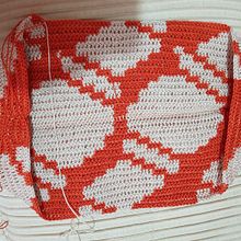 Bolso cuadriculado. Un projet de Création d'accessoires, DIY, Art textile, Création de motifs , et Design textile de Lizbaida Vallés de López - 19.03.2025