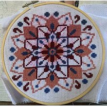 Mandala em Ponto Cruz. Embroider, Fiber Arts, and Textile Design project by Emanuele Mariane Dêisi Cristíni de Quadros - 03.21.2025