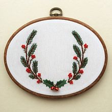 CORONA CON ACEBO. Embroider project by Samadhi Ribes - 03.24.2025
