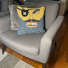 Um Pirata na minha sala . Un proyecto de Bordado, Decoración de interiores, Punch needle, Diseño textil y Artesanía de Luiz Merlo Jr. - 26.03.2025