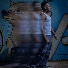 O Peso do Tempo. Color Theor, Digital Photograph, Lifest, le Photograph, Outdoor Photograph, Photographic Composition, Photographic Lighting, Photograph, Self-Portrait Photograph, and Studio Photograph project by Edigleison Barbosa - 03.27.2025