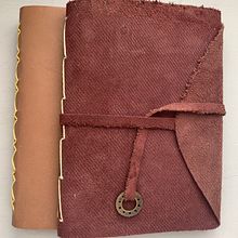 Cuadernos costura diamante y costura rayo. Arts, Crafts, Bookbinding, DIY, Fine Arts, Paper Craft, and Sewing project by Paula M. Lira Eyzaguirre - 03.28.2025