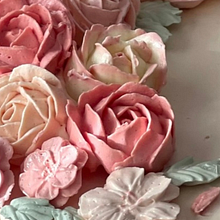 Pastel decorado con flores de mantequilla . Design, and DIY project by mauriciokung - 03.30.2025