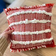 Cuscino al telaio . Un projet de Création d'accessoires, Artisanat, Broderie, Décoration, Art textile, Tissage , et Design textile de laura_durzu - 31.03.2025