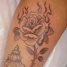 Rosa com fogo. Digital Design, Digital Drawing, Digital Illustration, Graphic Design, and Tattoo Design project by Jucíelly Lima - 04.01.2025