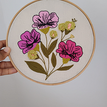 Pink flowers. Un progetto di Ricamo, Pittura, Pittura ad acquerello e Textile Design di giselle nascimento - 02.04.2025