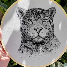 Mi proyecto del curso: Dibujo con hilo negro. Drawing, Embroider, Fiber Arts, Traditional illustration, Realistic Drawing, and Textile Design project by Miriam JT - 04.04.2025