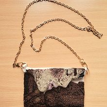 The Kiss bead embroideried bag. Projekt z dziedziny  Haft,  Sztuki piękne, Wzornictwo tekst, liów, Ilustracja modowa i Projektowanie dodatków użytkownika Lívia Barbara Puskás - 07.04.2025