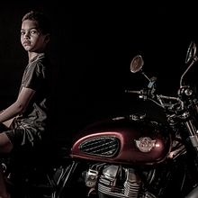 Luz de libertad. Un proyecto de Fotografía, Fotografía de estudio, Fotografía de retrato, Iluminación fotográfica y Fotografía en interiores de Rainiel Estevez - 09.04.2025