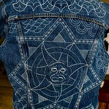 My 2nd Sashiko Inspired Project on Denim. Un progetto di Textile Design, Artigianato e Ricamo di Karl Styrsky - 16.04.2025