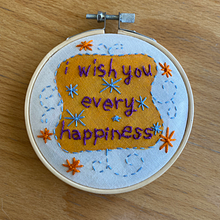 "I wish you every happiness" DIY coloured background embroidery sampler. Un proyecto de Artesanía, DIY, Creatividad, Diseño de complementos, Decoración de interiores, Bordado, Upc, cling y Teñido Textil de j_24 - 18.04.2025