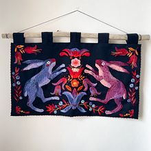 Night Dance of the Hares. Een project van Borduurwerk van Kristina Radkevich - 18.04.2025