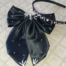 Primer Proyecto de Bordado con Pedreria. Accessor, Design, Arts, Crafts, DIY, Embroider, Fashion Design, Jewelr, Design, and Textile Design project by Alejandra Céspedes Arenas - 04.21.2025