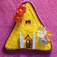 Embroidered brooch (inspired by the barn from the movie Midsommar) with moving doors in stumpwork.. Embroider, Creativit, Accessor, Design, Jewelr, and Design project by juliabaldy1995 - 04.21.2025