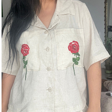 Blusa Rosas. Un proyecto de Artesanía, Ilustración botánica, Bordado, Tejido, Pattern Design, Diseño textil, Upc y cling de Alejandra Ceballos - 27.04.2025