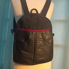 Mochila Vaquera negra reciclada Ein Projekt aus dem Bereich Modedesign, Nähen, Schnittmuster, Nähen, Upc, cling und DIY von Monica Viera Abreu - 13.05.2025