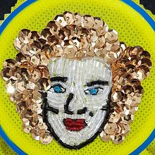 Mi primer retrato bordado con pedreria . Embroider, Decoration, Accessor, Design, and Textile Design project by Alejandra Céspedes Arenas - 05.17.2025