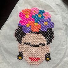 Introducción al punto de cruz contemporáneo . Un progetto di Ricamo, DIY, Upc, cling e Textile Design di emdannorma - 22.05.2025