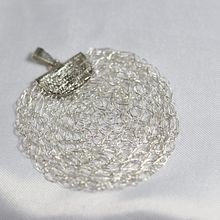 joyeria tejida en hilos de plata . Un progetto di Uncinetto, DIY, Fashion design, Fiber Art, Textile Design e Artigianato di Marissella Elizabeth Fiestas Cobeñas - 27.05.2025