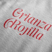 Diseño Camiseta / Crianza Rojilla. Projekt z dziedziny Projektowanie graficzne, Wzornictwo tekst, liów, Design, Br, ing i ident, fikacja wizualna i Projektowanie produktowe użytkownika Ion Benítez - 31.05.2025