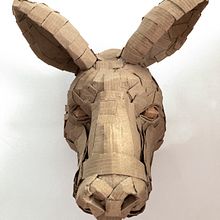 cardboard sculpture of a Kangaroo head. Un progetto di Artigianato, Character design, Belle arti e Scultura di Mari Posa - 04.06.2025