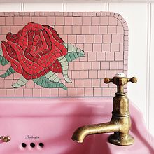 Rose Bathroom Sink Backsplash. Projekt z dziedziny Projektowanie wnętrz,  Dekoracja wnętrz, Dekoracja wnętrz, Craft, Design i Ceramika użytkownika Amy Exton - 05.06.2025