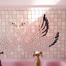 Pink Swans Bathroom Sink Backsplash. Projekt z dziedziny Craft, Design, Projektowanie wnętrz,  Dekoracja wnętrz, Dekoracja wnętrz i Ceramika użytkownika Amy Exton - 05.06.2025