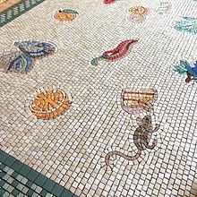 'Unswept Floor' Mosaic . Projekt z dziedziny Projektowanie wnętrz, Craft, Dekoracja wnętrz i Ceramika użytkownika Amy Exton - 05.06.2025