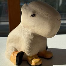 Design de Personagem - Capivara com botas amarelas. Ceramics, Character Design, Fine Arts, and Sculpture project by Ana Tuyama - 06.14.2025