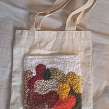 Ecobag de punch needle. Projekt z dziedziny Projektowanie dodatków, Craft,  Dekoracja wnętrz,  Haft,  Haft pętelkow, Wzornictwo tekst i liów użytkownika Letícia Ferrarezi Chiari - 15.06.2025