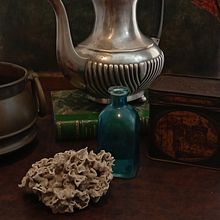 Composition Fragment: Quiet Objects and Aged Surfaces. Decoration, Interior Decoration, Interior Design, and Spatial Design project by infec169 - 06.16.2025
