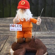 Needle felted man digging a hole.. Arts, and Crafts project by Isolde Lekens-Mercer - 06.18.2025