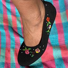 ballerina embroidered with flowers and rain drops. Embroider, Arts, Crafts, DIY, and Textile Design project by Melisa Oliva - 06.21.2025