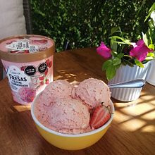 Helado de fresa. Food Photograph, Food St, and ling project by Yahaira Tello - 06.23.2025