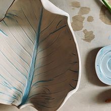 Come realizzare un centrotavola in ceramica a forma di foglia di calla. Artesanato, Cerâmica, e Design floral e vegetal projeto de mara_grima - 24.06.2025