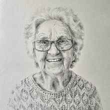 Grandmother. Un proyecto de Dibujo, Ilustración tradicional, Dibujo a lápiz, Dibujo de Retrato y Dibujo realista de Rasa Narbutaite - 25.06.2025